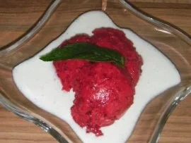 Himbeersorbet an Joghurtsoße - Rezept