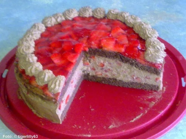 Rezept: Erdbeer-Schokosahne-Torte Bild Nr. 2 Erdbeer-Schokosahne-Torte - Rezept - Bild Nr. 2