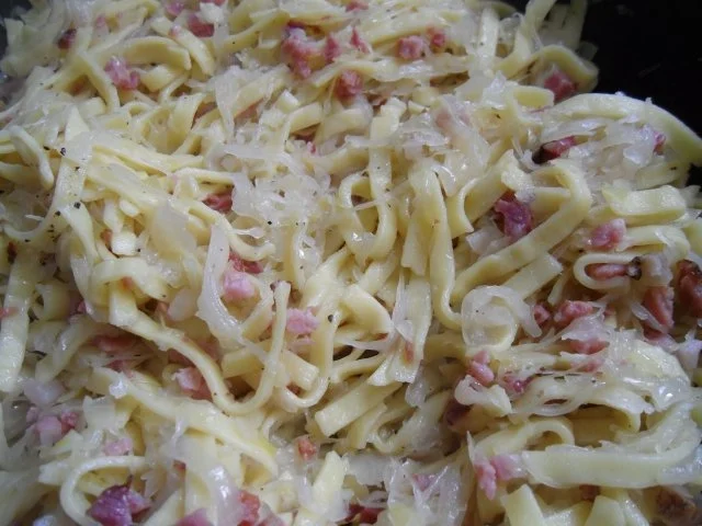 Tagliatelle mit Schinkenwürfeln und Kraut - Rezept