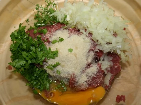 Kräuter-Hackbällchen auf Kartoffelsalat - Rezept - Bild Nr. 2