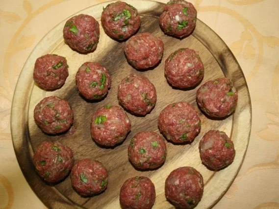 Kräuter-Hackbällchen auf Kartoffelsalat - Rezept - Bild Nr. 3