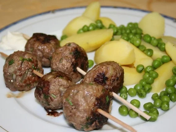 Kräuter-Hackbällchen auf Kartoffelsalat - Rezept - Bild Nr. 4