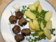 Kräuter-Hackbällchen auf Kartoffelsalat - Rezept