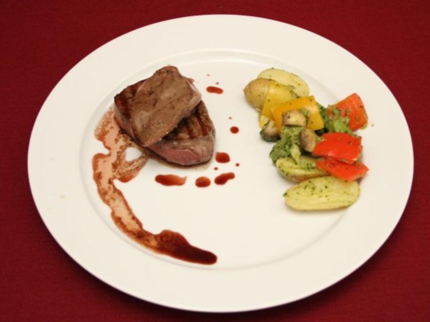 Black Angus Filet gegrillt mit Gänseleber und Balsamessig - Rezept ...