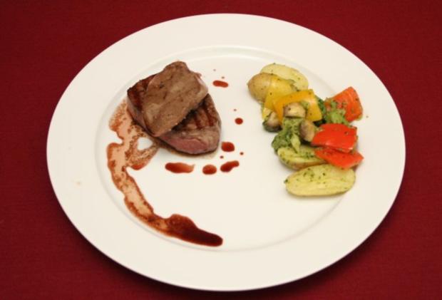 Black Angus Filet gegrillt mit Gänseleber und Balsamessig - Rezept ...