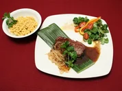 Schwäbischer Zwiebelrostbraten an hausgemachten Spätzle mit Feldsalat - Rezept