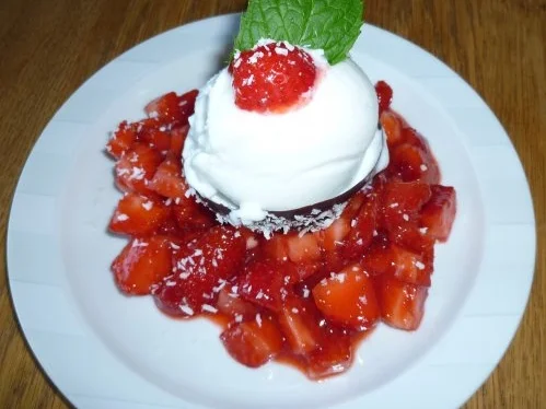 Kokos-Sorbet mit Erdbeer-Ragout - Rezept