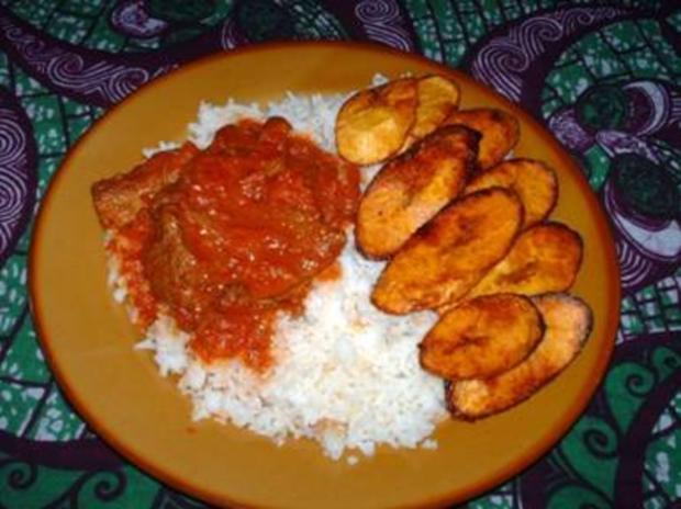 Nigerian Rice and Stew mit gebratenen Plantains (Kochbananen) - scharf ...