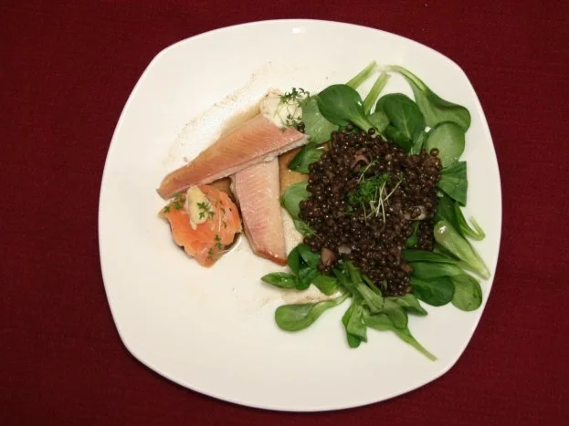 Räucherforellenpralinen und -filet an lauwarmen Belugalinsen im Feldsalatbett - Rezept