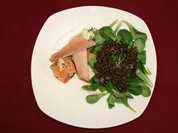 Räucherforellenpralinen und -filet an lauwarmen Belugalinsen im Feldsalatbett - Rezept