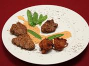 Rindermedaillons in Pfeffermalzkruste, dazu Cognacrahm und Rösti - Rezept