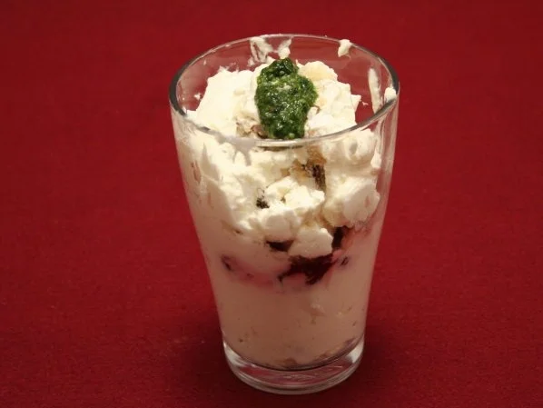 Rezept: Mascarpone-Kirsch-Röllchen an süßem Pesto Mascarpone-Kirsch-Röllchen an süßem Pesto - Rezept