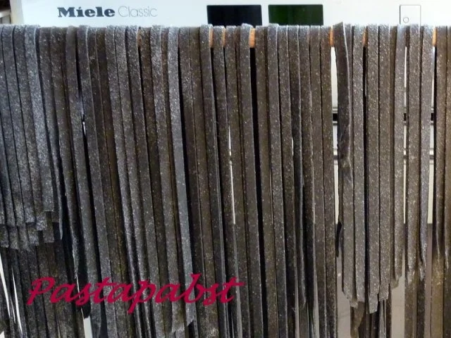 Schwarze Tagliatelle mit Bärlauchcreme und Kirschtomaten - Rezept - Bild Nr. 2