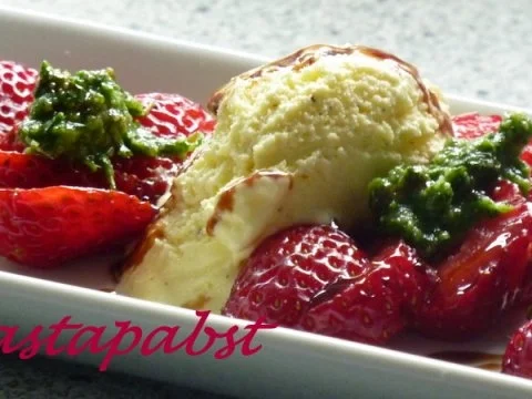Rezept: Erdbeeren mit süssem Pesto Erdbeeren mit süssem Pesto - Rezept