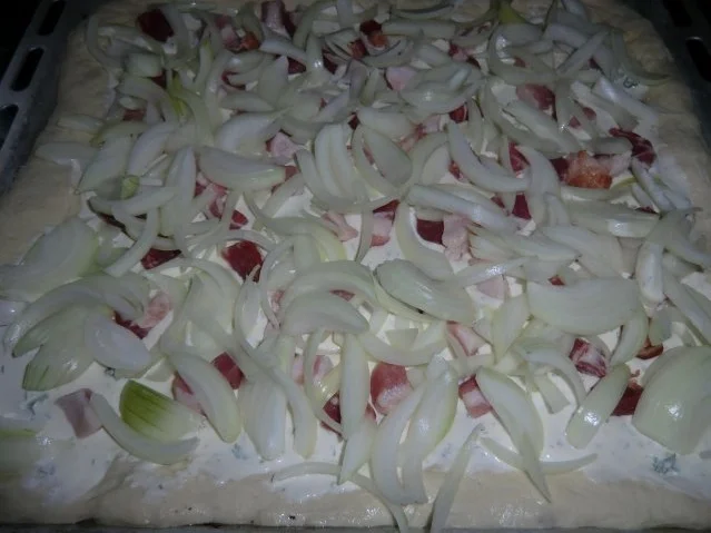 Grundrezept Flammkuchenteig (Fotos entspechen doppelter Menge) - Rezept