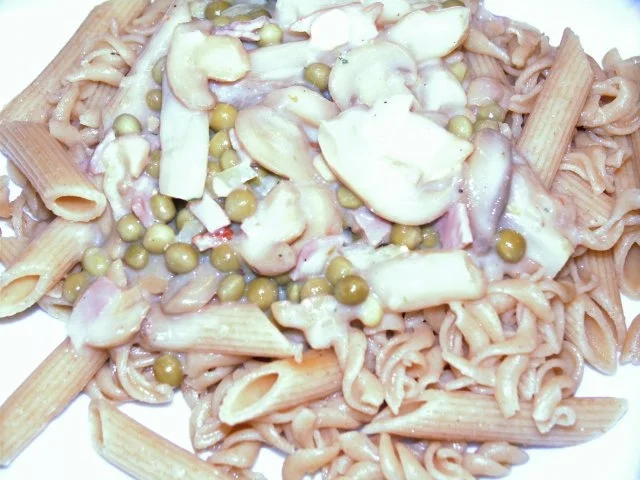 KÄSE - KOCHSCHINKEN - SAUCE  AN VOLLKORNNUDELN - Rezept