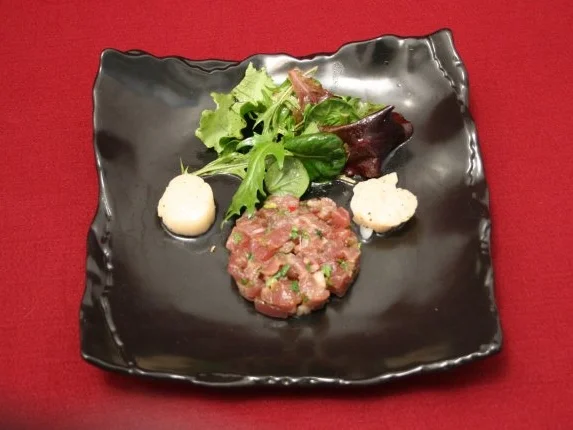 Thunfischtatar im Wildkräuterbeet - Rezept