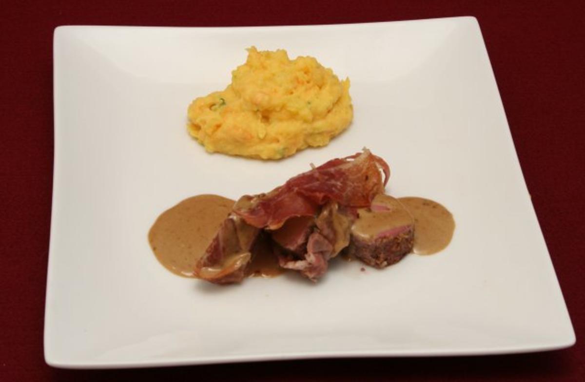 Iberico-Schweinefilet im Nuss-Serrano-Mantel mit Kartoffel-Möhrenpüree - Rezept