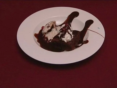 Fudge-Brownie mit Eis, Schlagsahne und diversen Sirups - Rezept