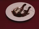 Fudge-Brownie mit Eis, Schlagsahne und diversen Sirups - Rezept
