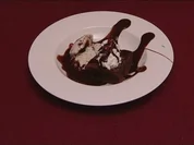 Fudge-Brownie mit Eis, Schlagsahne und diversen Sirups - Rezept