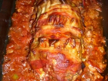 Gefüllter Hackbraten auf Tomatensauce - Rezept