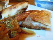 Lachs im Knusperteig mit Apfel-Ingwer-Mus und Chinakohl-Gemüse - Rezept