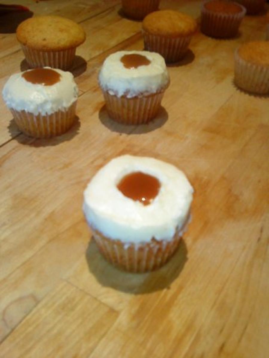 Karamell Cupcakes mit Vanille Topping - Rezept - kochbar.de