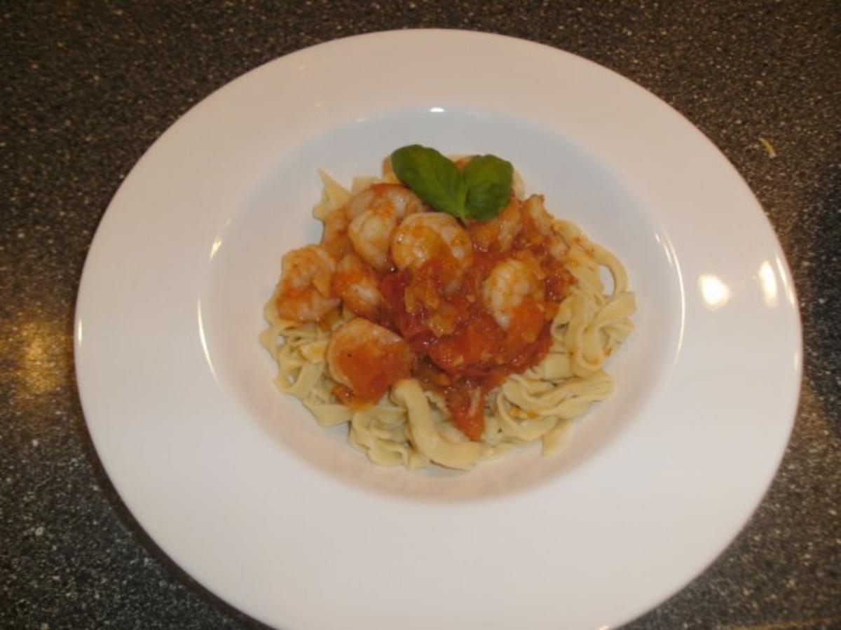 Gambas mit Pasta und Tomaten-Knoblauchsugo - Rezept - Bild Nr. 3