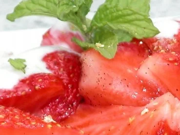 Rezept: Erdbeeren in Orangenlikör mit Zitronenjoghurt Bild Nr. 4 Erdbeeren in Orangenlikör mit Zitronenjoghurt - Rezept - Bild Nr. 4