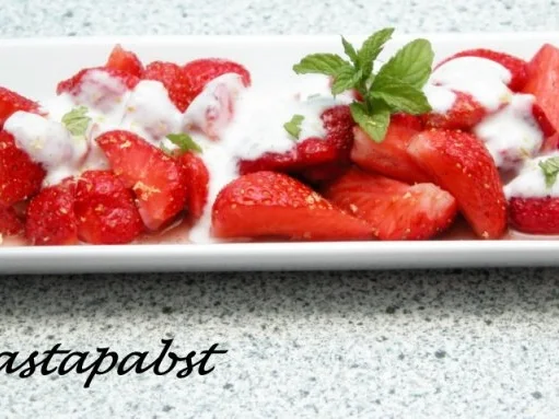Rezept: Erdbeeren in Orangenlikör mit Zitronenjoghurt Bild Nr. 2 Erdbeeren in Orangenlikör mit Zitronenjoghurt - Rezept - Bild Nr. 2