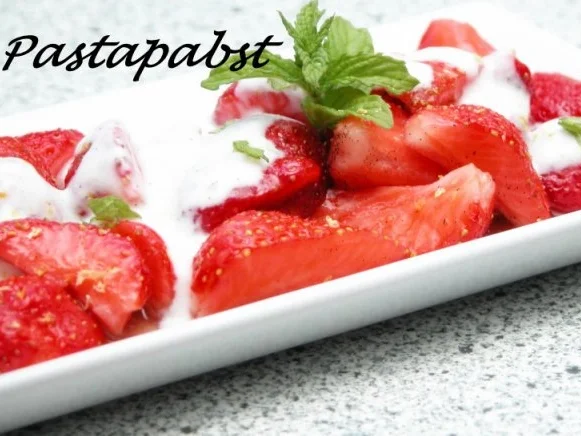 Rezept: Erdbeeren in Orangenlikör mit Zitronenjoghurt Bild Nr. 5 Erdbeeren in Orangenlikör mit Zitronenjoghurt - Rezept - Bild Nr. 5