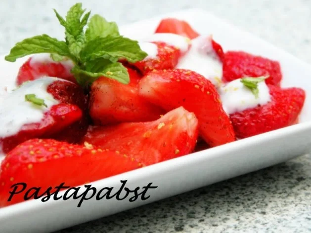 Rezept: Erdbeeren in Orangenlikör mit Zitronenjoghurt Bild Nr. 3 Erdbeeren in Orangenlikör mit Zitronenjoghurt - Rezept - Bild Nr. 3