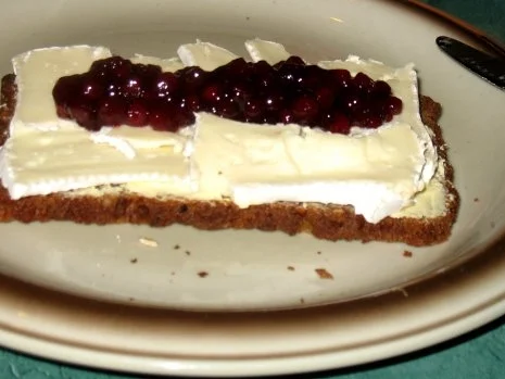 Snack/Brot – Camembert mit Wildpreiselbeeren überbacken - Rezept - Bild Nr. 2