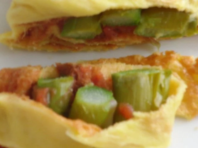 Rezept: Vegetarisch : Spargel im Pfannkuchen, auf dem Backblech in der Röhre Vegetarisch : Spargel im Pfannkuchen, auf dem Backblech in der Röhre - Rezept