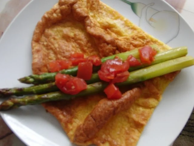 Rezept: Vegetarisch : Spargel im Pfannkuchen, auf dem Backblech in der Röhre Bild Nr. 4 Vegetarisch : Spargel im Pfannkuchen, auf dem Backblech in der Röhre - Rezept - Bild Nr. 4