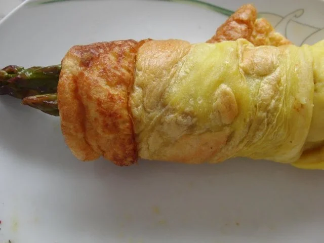 Rezept: Vegetarisch : Spargel im Pfannkuchen, auf dem Backblech in der Röhre Bild Nr. 5 Vegetarisch : Spargel im Pfannkuchen, auf dem Backblech in der Röhre - Rezept - Bild Nr. 5