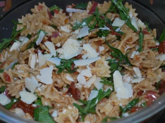 Rezept: Italienischer Nudelsalat mit zweierlei Tomaten Bild Nr. 2 Italienischer Nudelsalat mit zweierlei Tomaten - Rezept - Bild Nr. 2