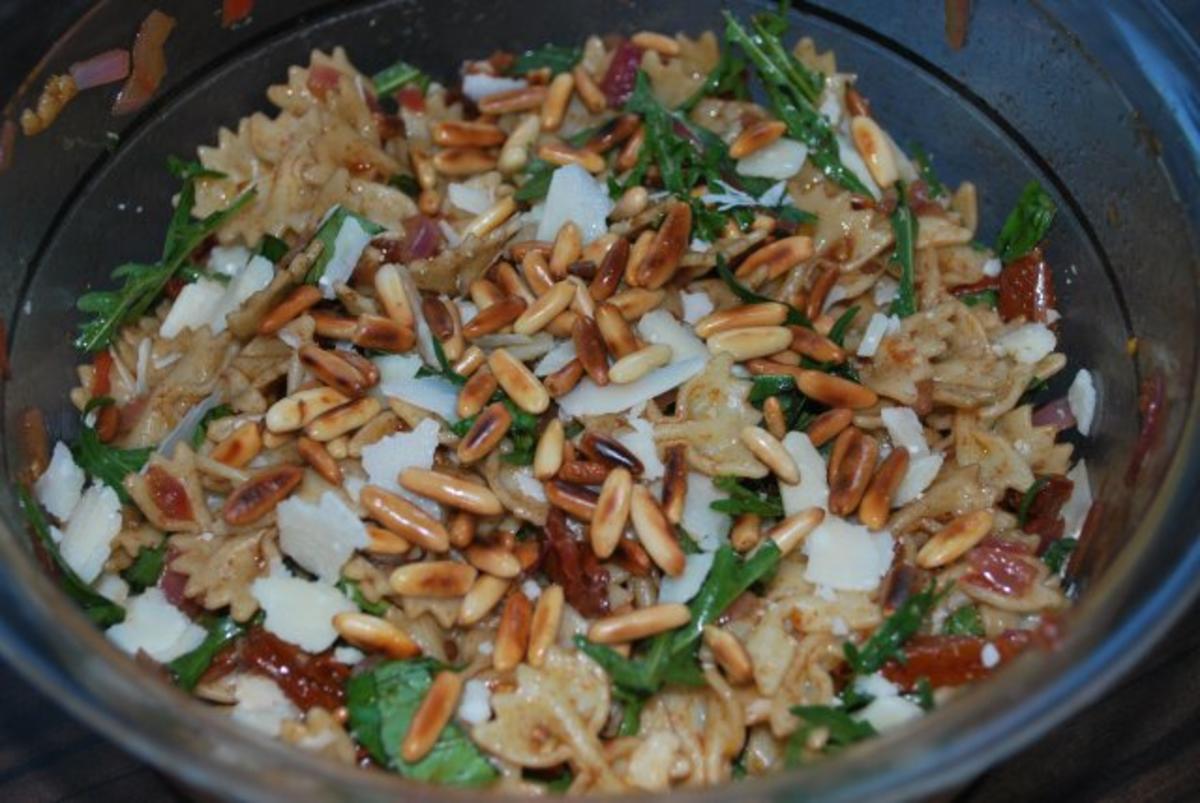 Italienischer Nudelsalat mit zweierlei Tomaten - Rezept - kochbar.de