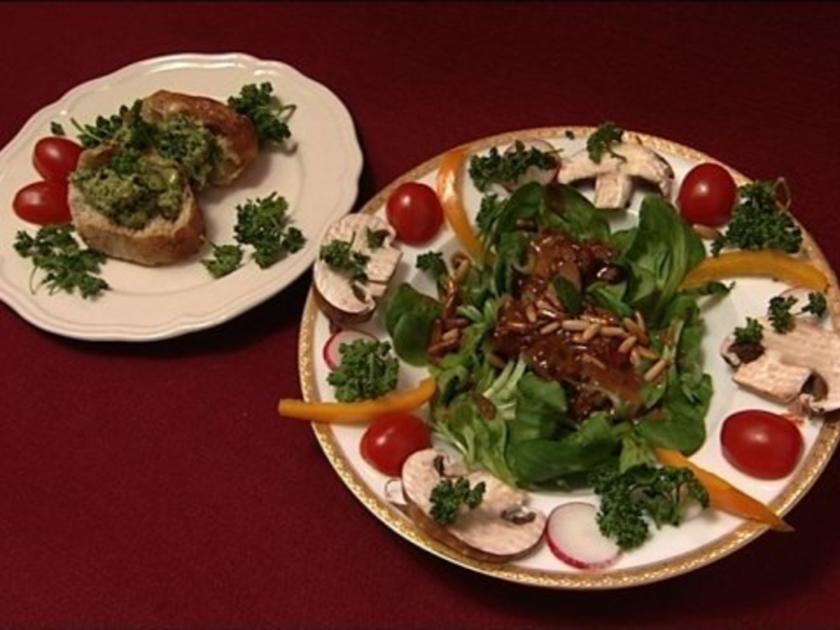 Thaibasilikum Pesto auf Ciabatta an Feldsalat mit warmem Speck ...