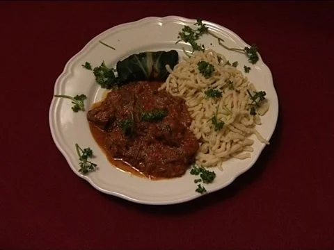 Rezept: Spätzle mit Rotwein-Gulasch und Mangold-Auberginengemüse (Michael Baral) Spätzle mit Rotwein-Gulasch und Mangold-Auberginengemüse (Michael Baral) - Rezept