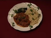 Spätzle mit Rotwein-Gulasch und Mangold-Auberginengemüse (Michael Baral) - Rezept