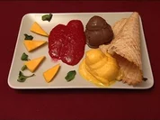 Eiscrème mit selbstgebackener Eiswaffel an Himbeer-Minz-Spiegel (Michael Baral) - Rezept