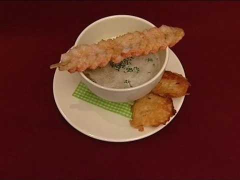 Gekräutertes Lauchsüppchen mit Garnelenspieß und Parmesanchips (Victoria Herrmann) - Rezept