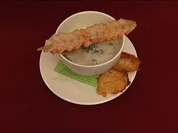 Rezept: Gekrรคutertes Lauchsรผppchen mit Garnelenspieร und Parmesanchips (Victoria Herrmann) Gekrรคutertes Lauchsรผppchen mit Garnelenspieร und Parmesanchips (Victoria Herrmann) - Rezept