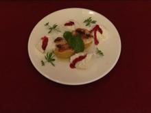 Pfirsichhälften mit Baiser-Häuptchen an Vanilleeis (Victoria Herrmann) - Rezept
