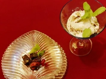 Schokobrunnen mit frischen Früchten an Vanilleeis (Hera Lind) - Rezept