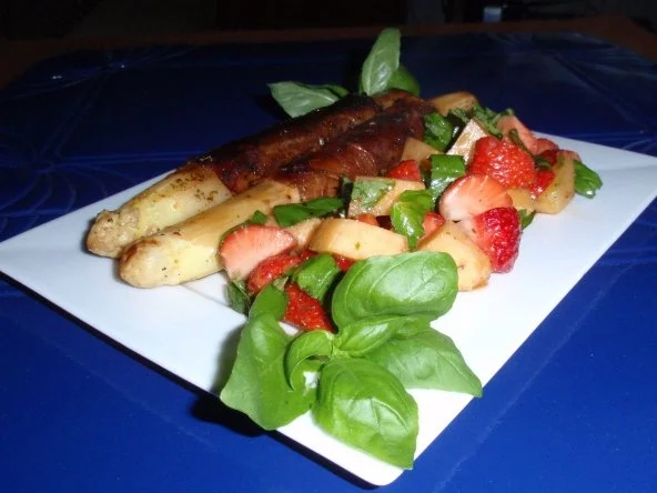 Gebratener Spargel mit Erdbeer-Melonen-Basilikum-Salat - Rezept