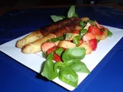 Rezept: Gebratener Spargel mit Erdbeer-Melonen-Basilikum-Salat Gebratener Spargel mit Erdbeer-Melonen-Basilikum-Salat - Rezept