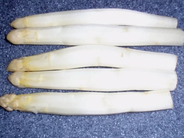 Gebratener Spargel mit Erdbeer-Melonen-Basilikum-Salat - Rezept - Bild Nr. 2